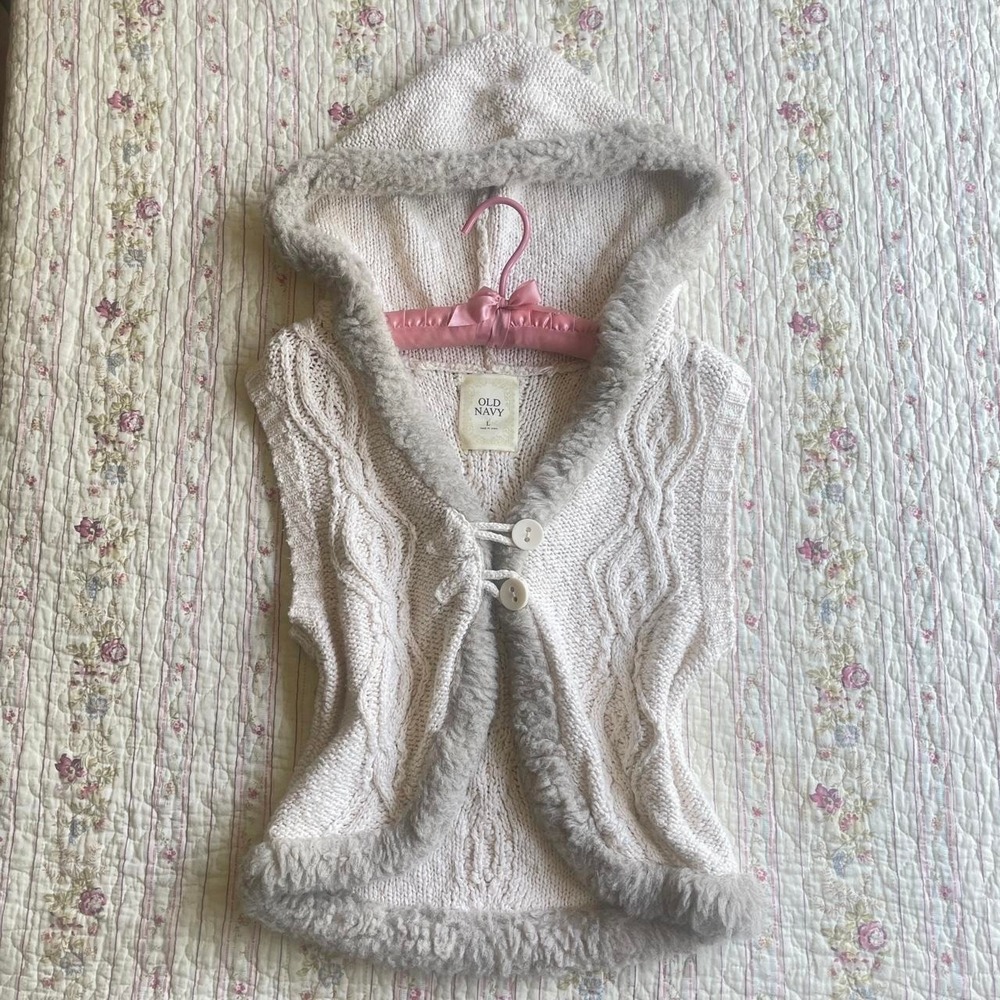 Vintage Y2K cream cable knit sweater vest with faux fur trim and hood